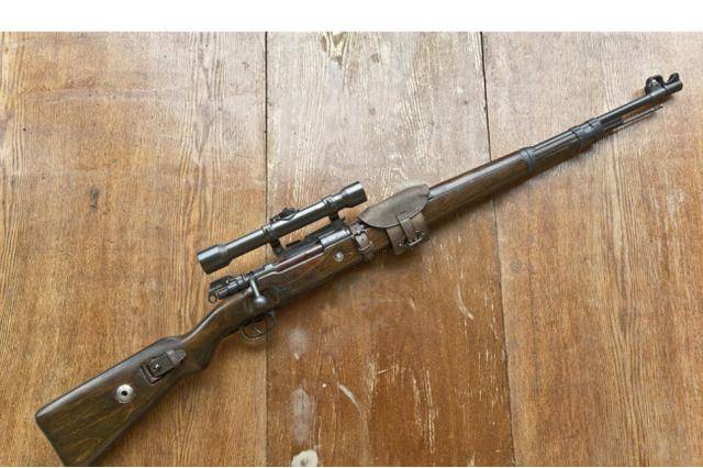 德国毛瑟98k式狙击步枪是典型的旋转后拉式狙击步枪,其一直以高精度