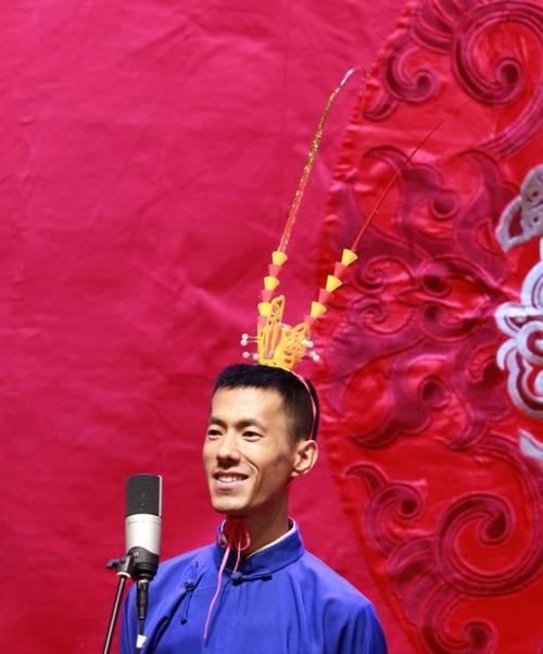 他曾为德云社鹤字科大师兄,退社后归还鹤字,多次郁闷发文诉委屈