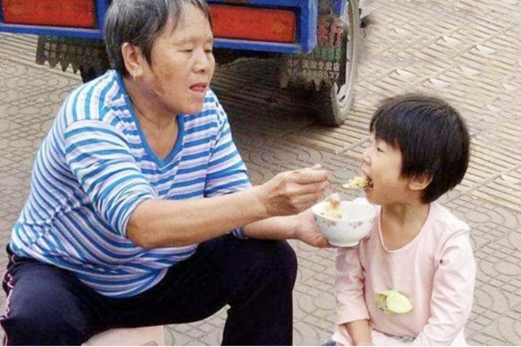 原创娃多大能自己吃饭?儿科协会建议:这个时候就可以告别"喂饭"了