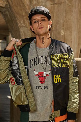 在最新公开的nba潮流服装2017秋冬画报中,产品大量运用了潮酷的黑白