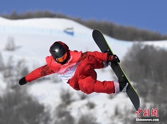 云顶滑雪公园单板滑雪运动员赛前训练