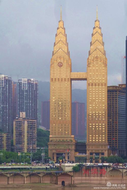 黄金双子塔,在夕阳中金光闪闪.