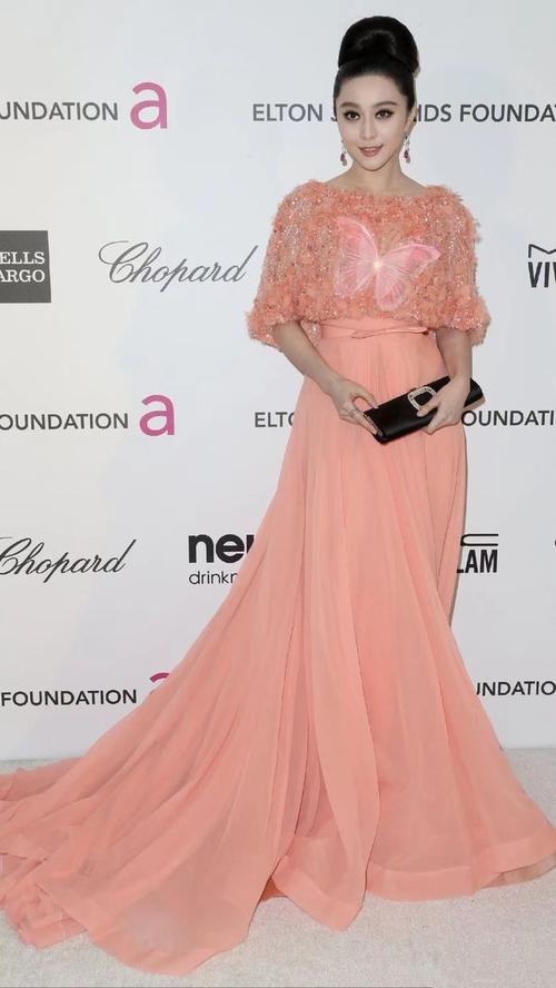 范冰冰穿橘粉色飘逸仙裙盘发过于厚重显老造型过于端庄