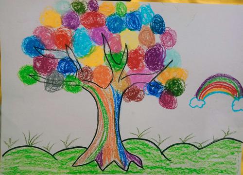 银河小区小孔明幼儿园太阳班户外美术绘画活动——《美丽的七彩树》