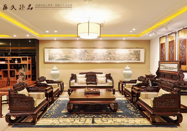 区氏臻品所制作的家具华丽,精致(配图为区氏臻品展厅一角)