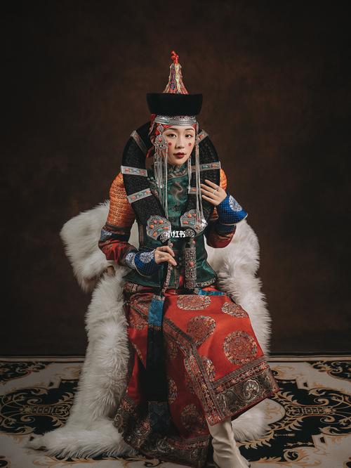 蒙古袍|传统喀尔喀牛角帽蒙古族女性造型_设计_服饰_婚纱照_摄影_草原