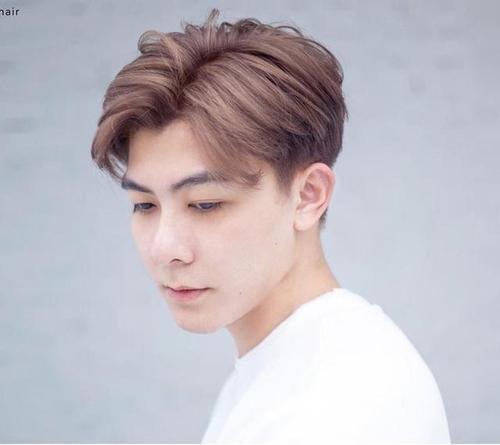 男生"八字刘海"时尚帅气,剪完修饰额型韩范十足,很