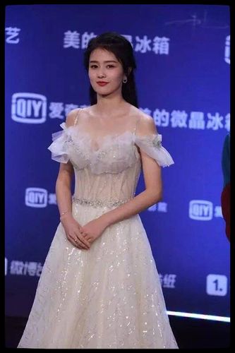 白鹿一身露肩礼服裙,甜美俏皮,裙子上的银丝装饰bling bling的很闪眼