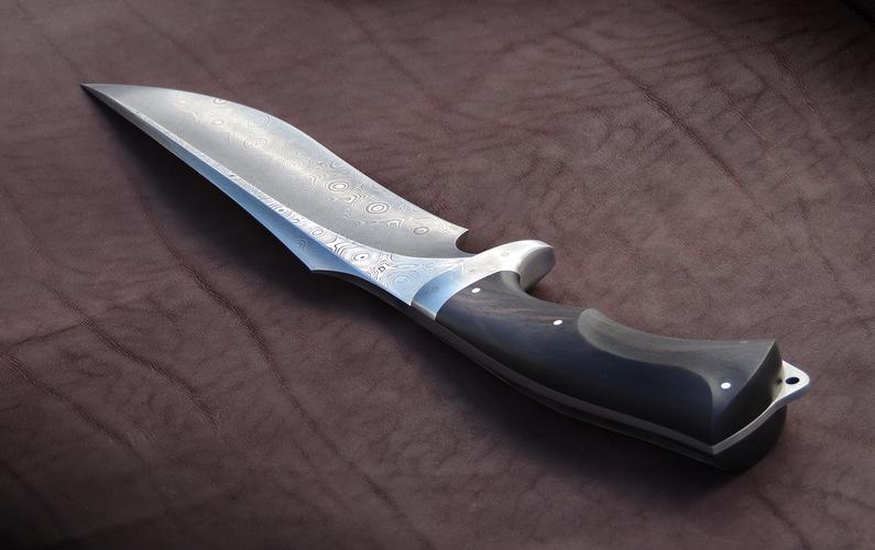 银色流光的血色光蕴户外刀具设计欣赏