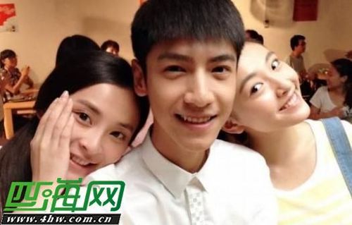 少年何以琛由罗云熙饰演,原名罗弋.
