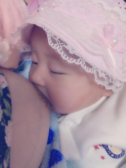 宝妈们都来晒晒宝宝吃奶照吧