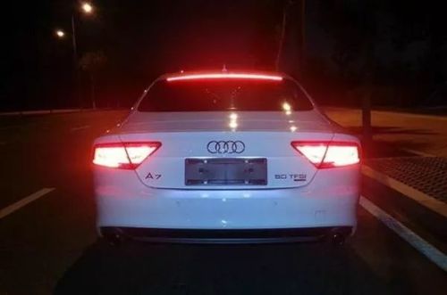 办法一,打开应急灯,提醒周围车辆.