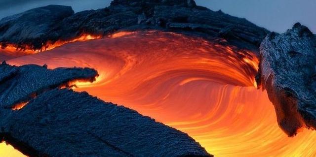  p>美国的夏威夷火山群,人们会观光其喷发. /p>