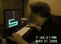 一个老外在玩游戏,突然出现一个女鬼图片,然后他一拳把显示器打爆的