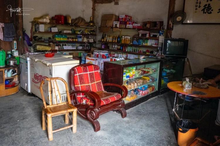 迎丰村里有个小杂货店,就开在木结构的老房子里,卖的东西还真多