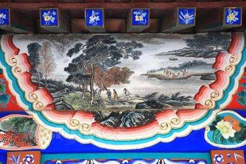 1,从南方的包袱彩画发展而来,梁枋中部用圆形包袱覆盖; 2,早期的包袱