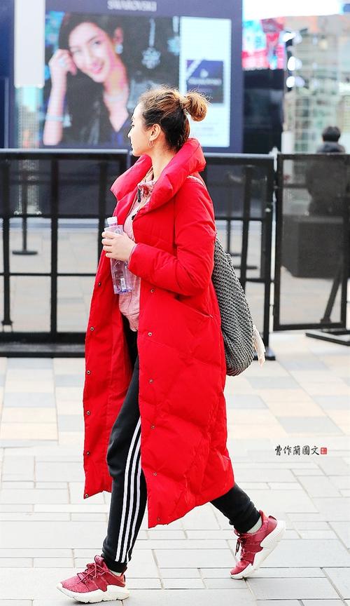 这个美女也选红色长款羽绒服,这件衣服是加厚款式,特别保暖.