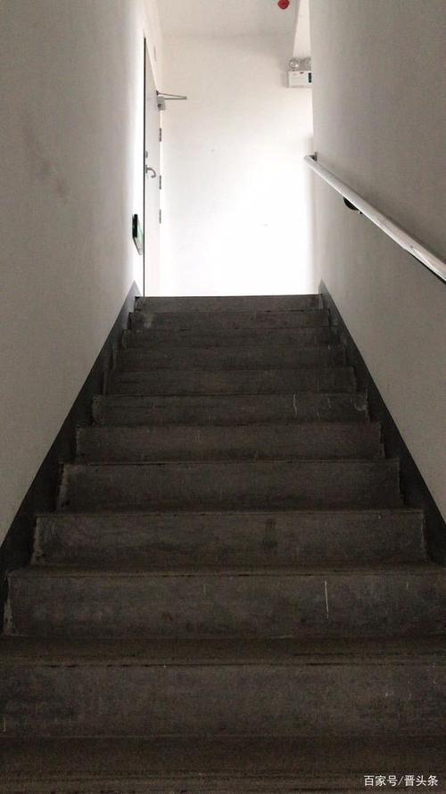 临汾某小区电梯停电了,业主说昨天就停过了今天又停,爬楼梯回家真是太