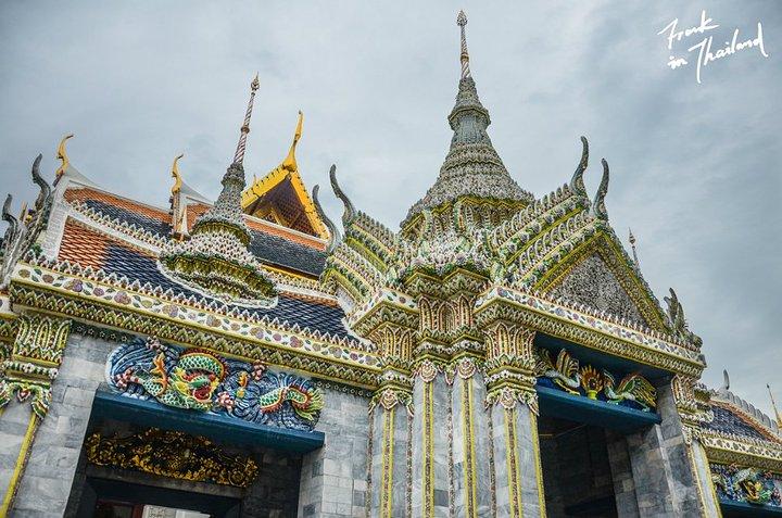 跟着google map来到大皇宫门口,花了30b租了条长裤,500b的门票,挤在