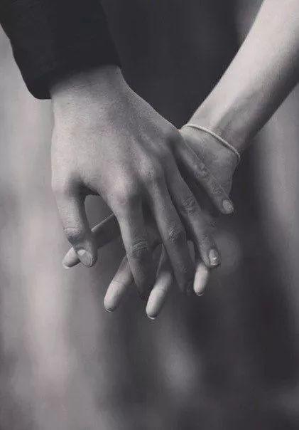 十指相扣,温润了流年的默契.