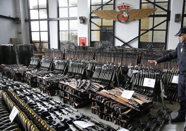 地下军火库"堆成山"子弹"按斤称"|军火库|枪械|武器_新浪新闻