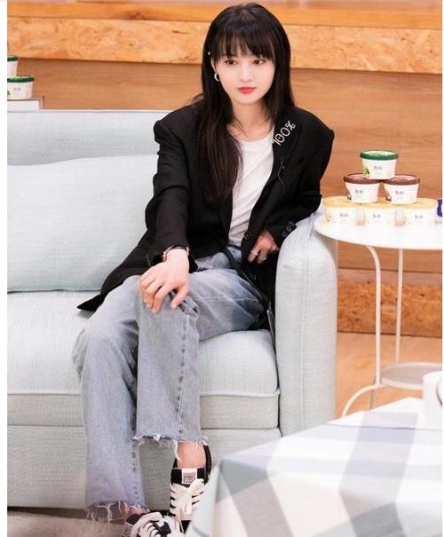 郑爽白色针织衫搭配蓝色风衣,白色长筒靴,这身材真不错