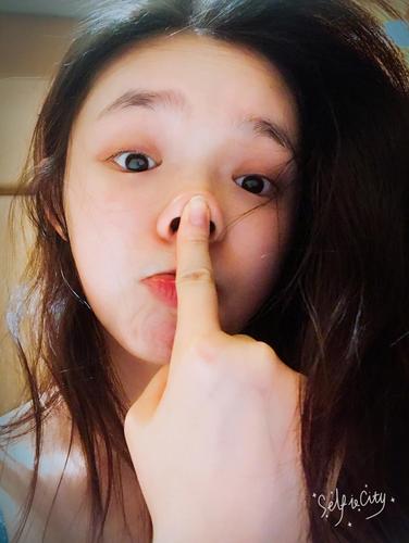 组图:林允肌肤娇嫩歪头甜笑 卖萌搞怪似少女