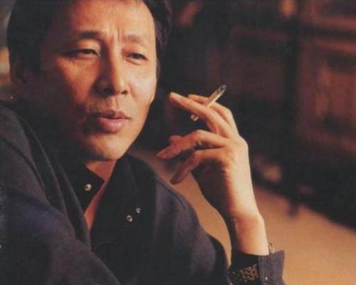 年轻人要懂得珍惜自己身体,就连陈道明也奉劝大家戒烟了,因为听说他