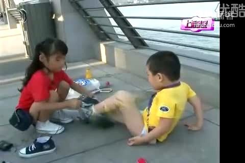 小男孩尿裤子,小女孩帮她换,超级可爱,最后小女孩发飙了!