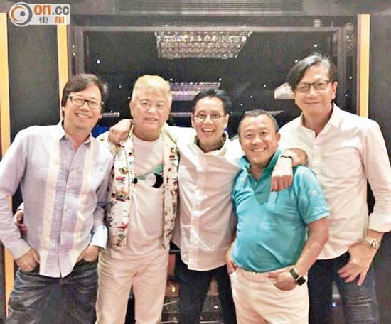 年年自称25岁,其实从80年代起,谭咏麟已叱吒乐坛,从温拿乐队年代开始