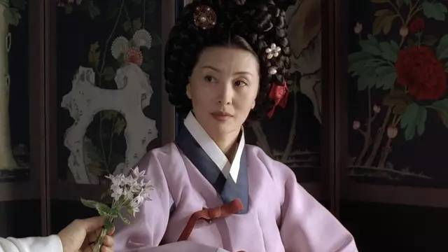 这个一看就觉得很不简单的女人,是 赵元的表姐——赵夫人.