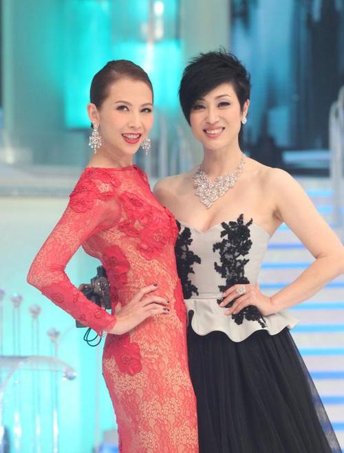 原创港普四姐妹合体!蔡少芬把陈法蓉推出框,朱茵身高矮一截!