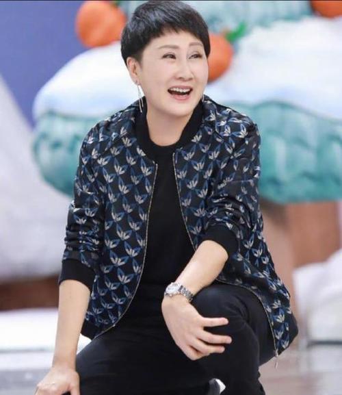 59岁张凯丽玩转老来俏穿印花棒球服配小黑裤远看像帅小伙