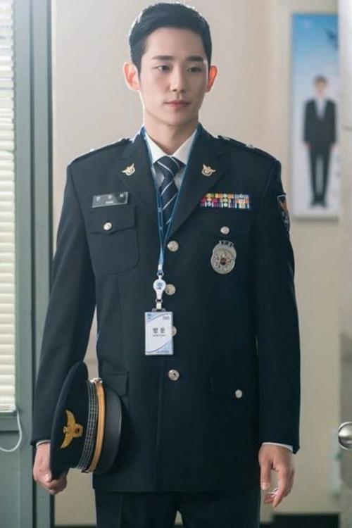 丁海寅帅气警服最近在韩国火起来的明星最帅的小鲜肉