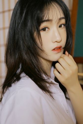 日本少女白衬衣私房惹火性感极品写真