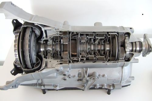 采埃孚8at是世界上最成功的自动变速箱之一,宝马不用多说采埃孚忠实