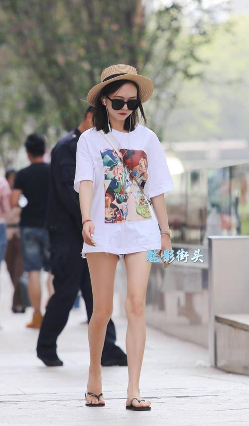 小姐姐穿白色长款t恤,秀大长腿,大长腿穿拖鞋同样魅力