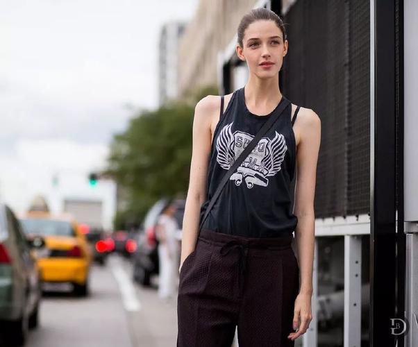 尤其是在她179cm的超模身高衬托下,头身比完美.