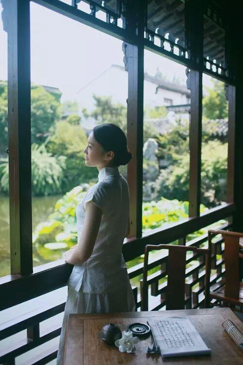 起身,走到窗前.