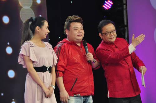 刘刚精心烹制家传拿手菜 赵忠祥赞其完美主夫/图