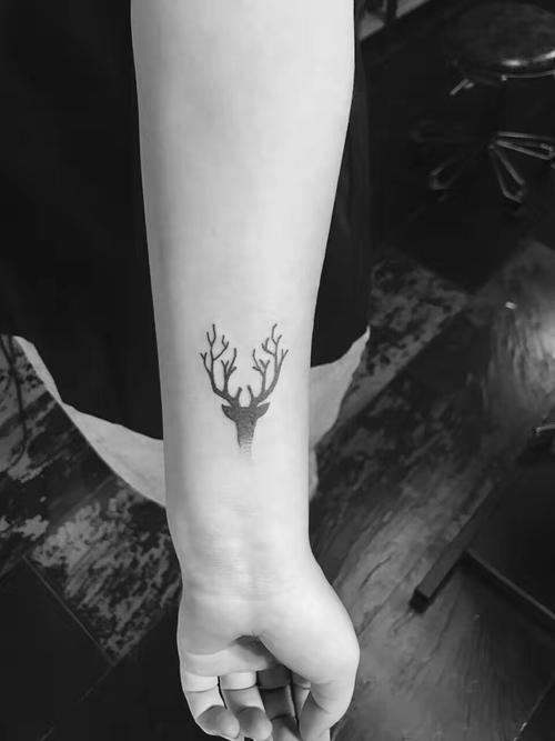 小臂小清新鹿角纹身图案