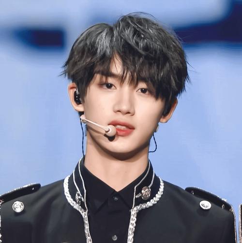 刚粉上丁程鑫,大家能给我点他的照片吗?