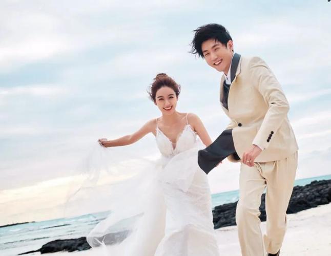 知名男星结婚5年,与妻子补拍婚纱照,看清长相,难怪从不晒合照