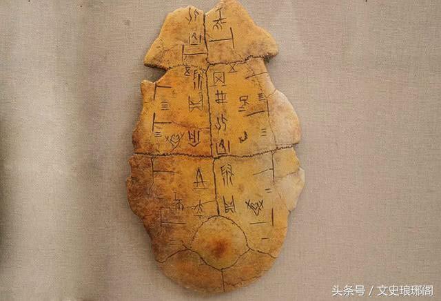 例如河南贾湖遗址发现了十几个刻符,它是刻在龟甲上的象形符号,与4000