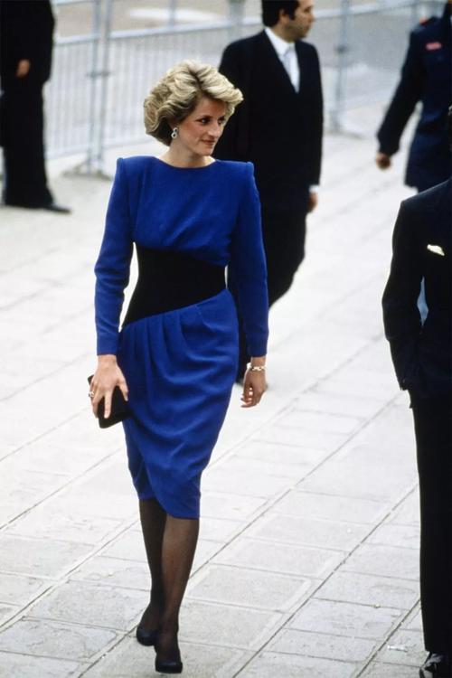 二胎家庭的幸福:戴安娜带哈里坐滑梯,威廉4岁就会张腿