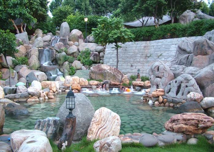 温泉泡池形状不同风格不一,让人尽享温泉的妙趣与奇效,流连忘返,沉醉