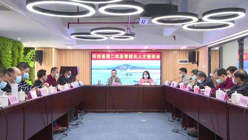 县委常委,组织部部长张宜春,副县长徐英媚出席了座谈会.