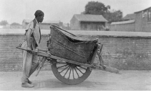 艾青《手推车》的两类赏析[r]