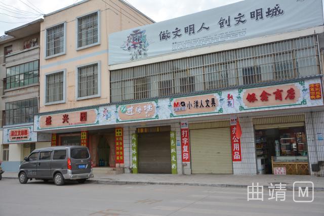 沿江街道统一门头彰显文化旅游风采