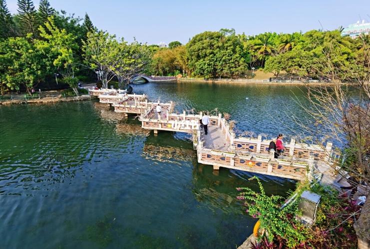 深圳市龙岗区龙潭公园,人不多,风景又美,有个大湖和大草坪.